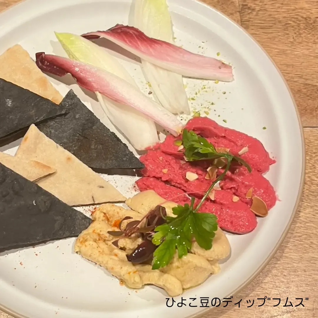 おすすめメニューのご紹介です！ 【ひよこ豆のディップ"フムス"】 今夜はヘルシーでおいしい地中海料理はいかがですか？🌿 当店自家製のフムスは、高タンパク食物繊