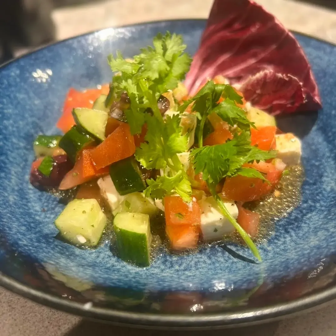 今夜はひと味違うサラダを！🫒 【カラマタオリーブとフェタチーズのギリシャサラダ】 肉厚でコクのあるカラマタオリーブと、羊乳から作られる塩味と酸味が特徴的なフェ
