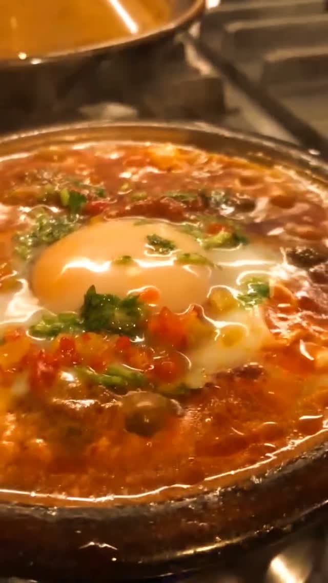 おすすめメニューのご紹介です！🍅 【ケフタと落とし卵のトマト煮】 ケフタとはチュニジアをはじめとする中東や北アフリカで親しまれているお料理です🇲🇦 スパイ