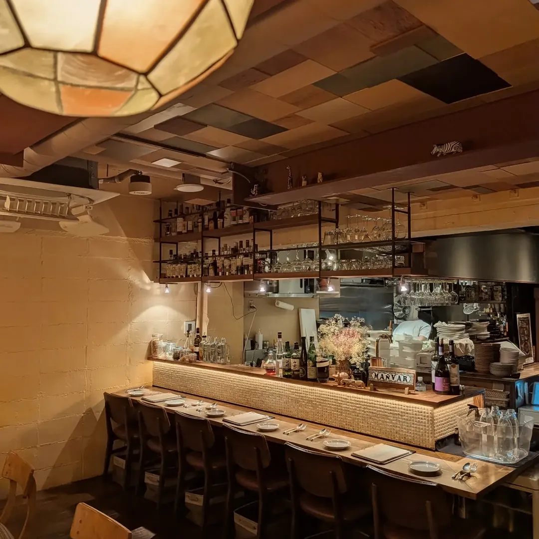 夢のようなディナーのために神楽坂へ🍽️ 地中海料理をゆったり堪能しませんか？ ワインの香りとともに料理の魅力が際立ち会話も弾みます。 神楽坂の特別な雰囲気がさ